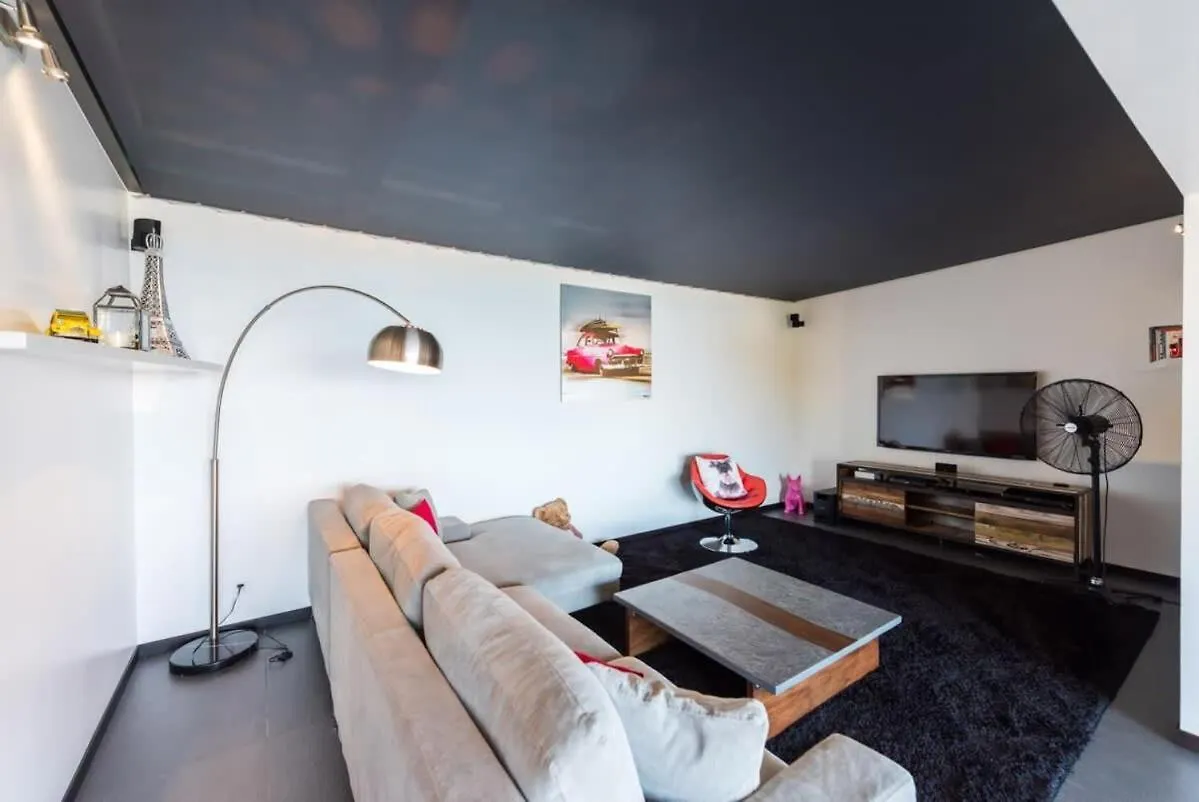 Refreshing Villa Atop the Hills of Lorient グスタビア